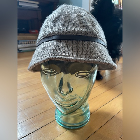 American Eagle hat fall winter leather trim , hat combo of acrylic and wool. - Picture 5 of 7